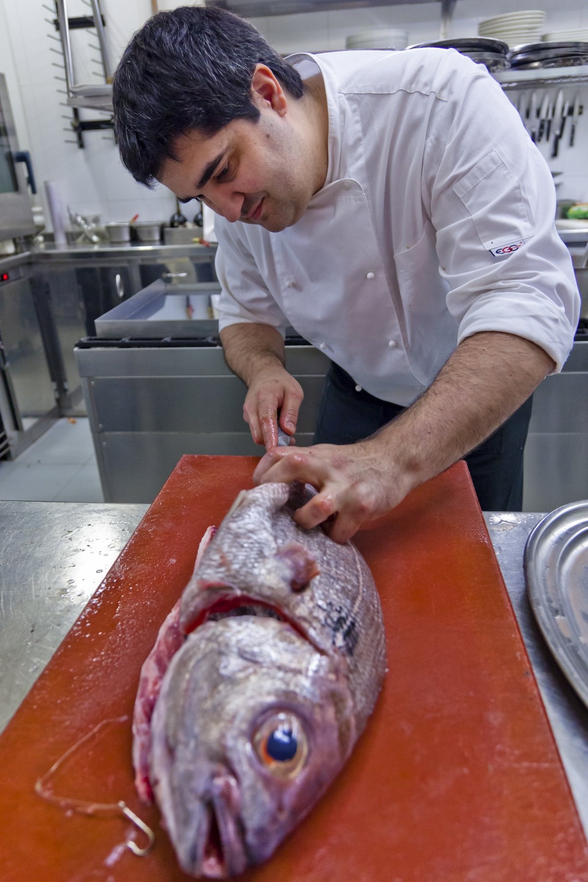 Sergio Ortiz de Zarate preparando un pescado en el restaurante Zarate