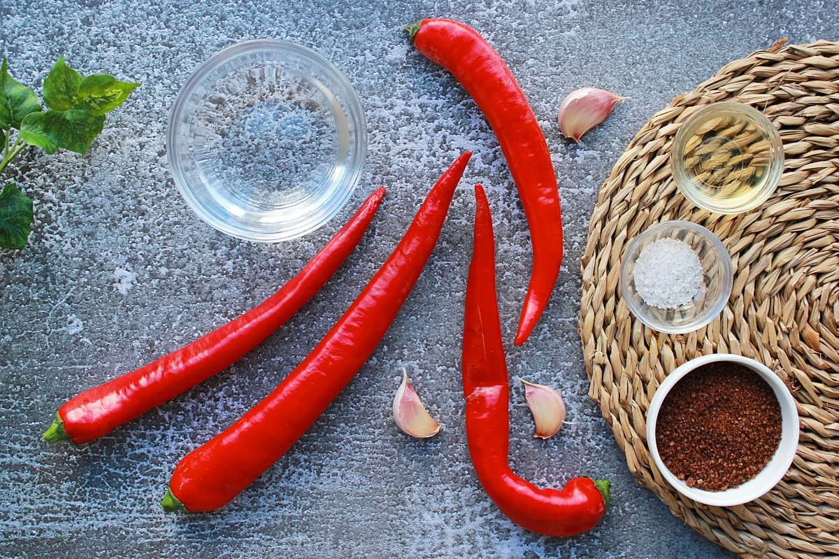 Típicos chilis para hacer la salsa picante de sriracha