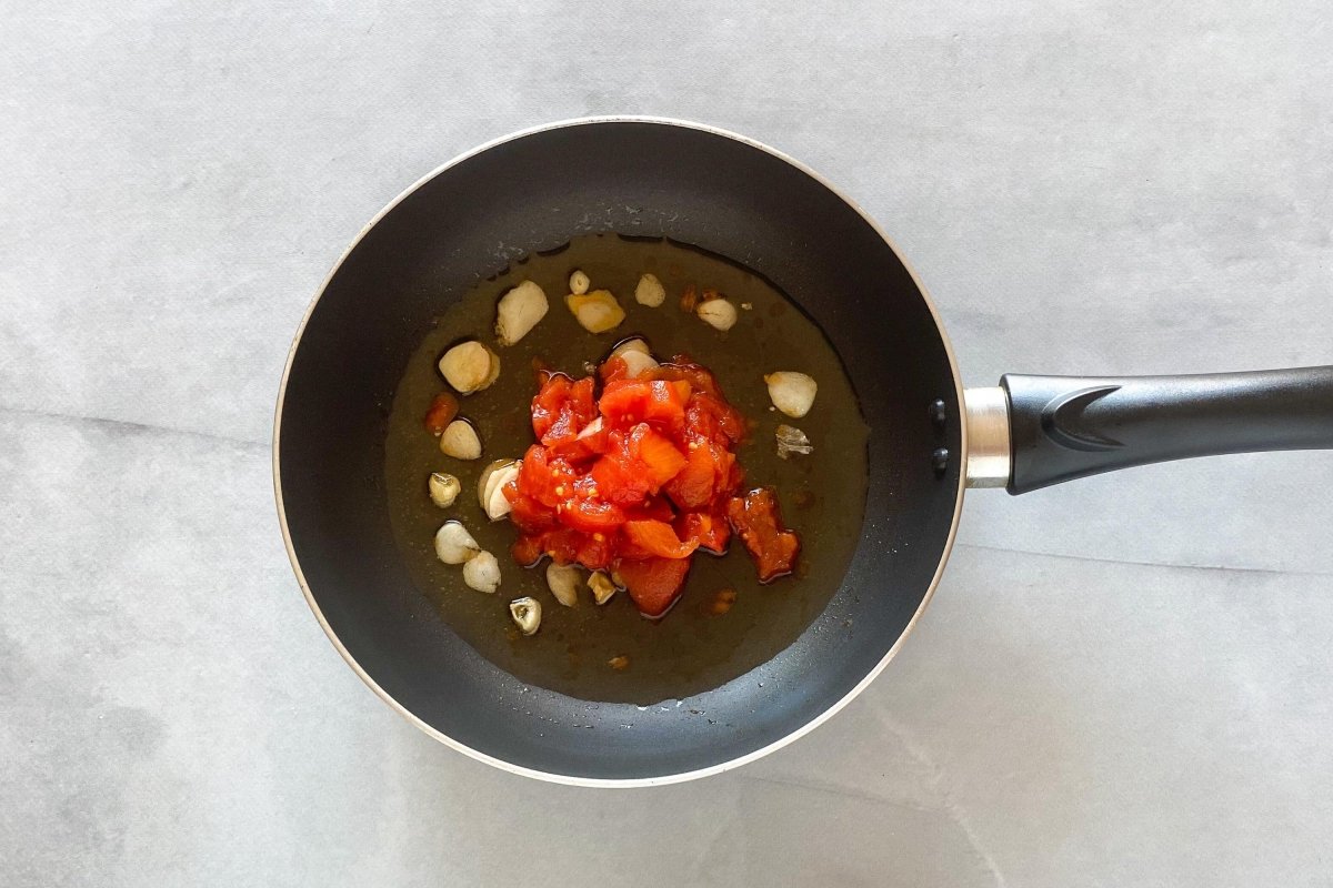 Añadir tomate en conserva al sofrito *