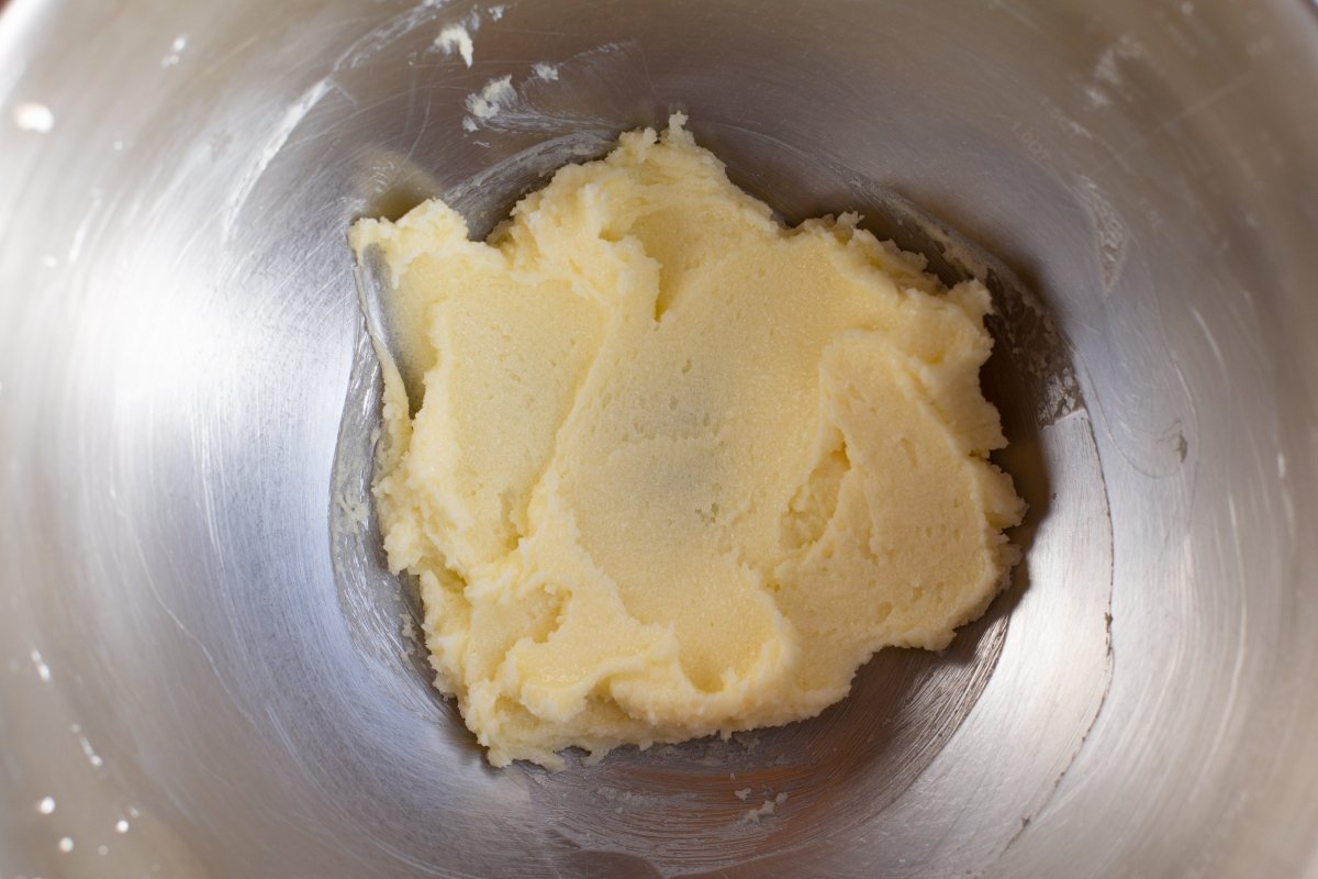 Batir el azúcar con la mantequilla a temperatura ambiente *