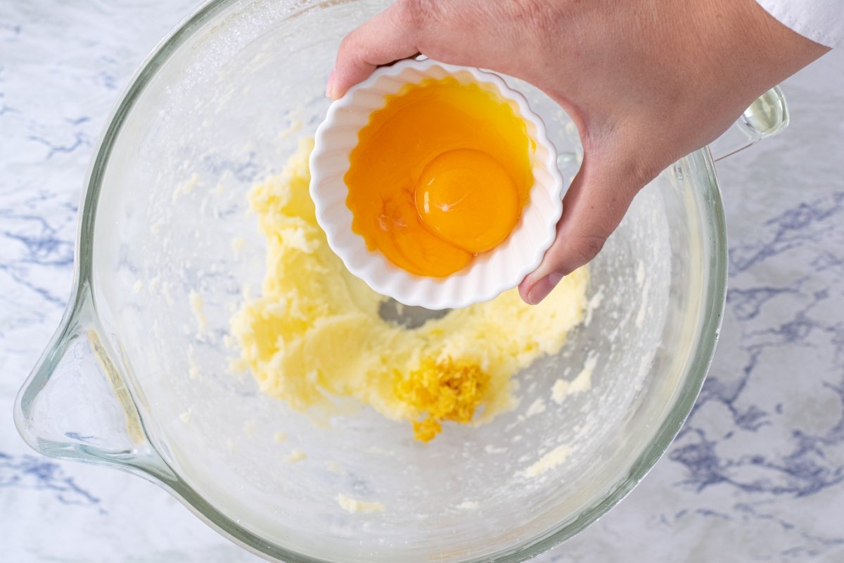 Batir la mantequilla con el azúcar a punto crema *