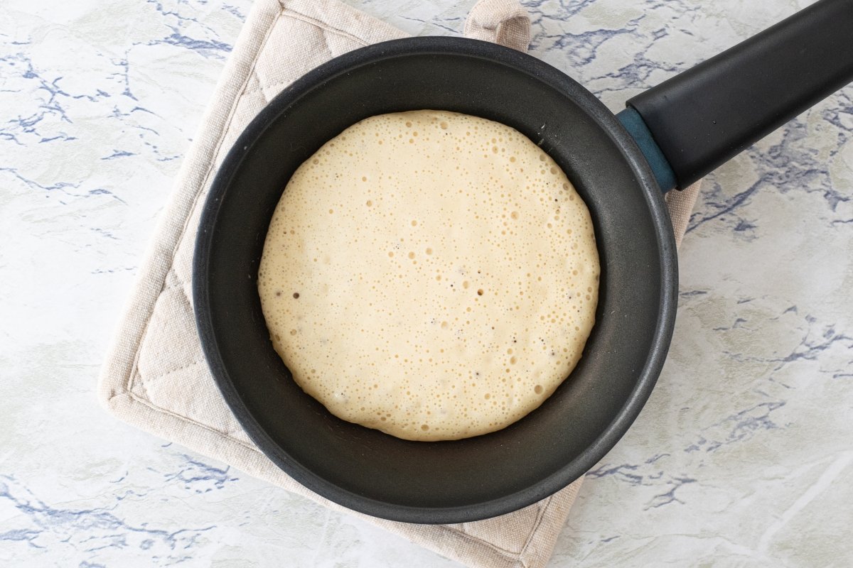 Cocinar las tortitas americanas o pancakes en una sartén hasta que salgan burbujas a la superficie *