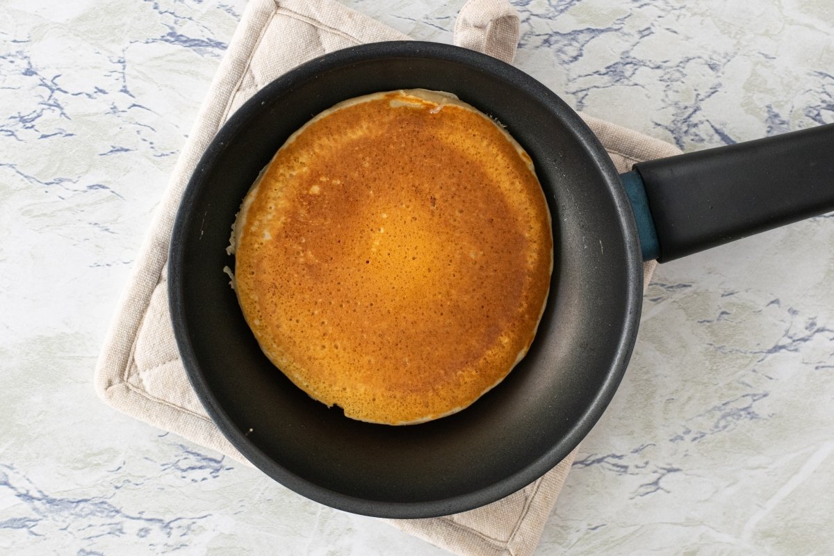 Cocinar las tortitas americanas o pancakes hasta que estén doradas *