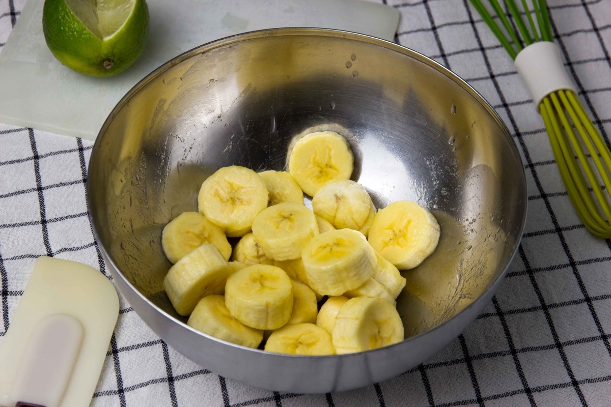Cortar y pelar los plátanos para la mousse de plátano