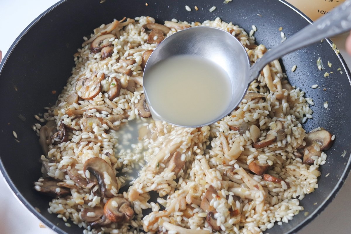 Cuando el arroz esté bien caliente incorporar un par de cazos de caldo y volver a añadir la cebolla *