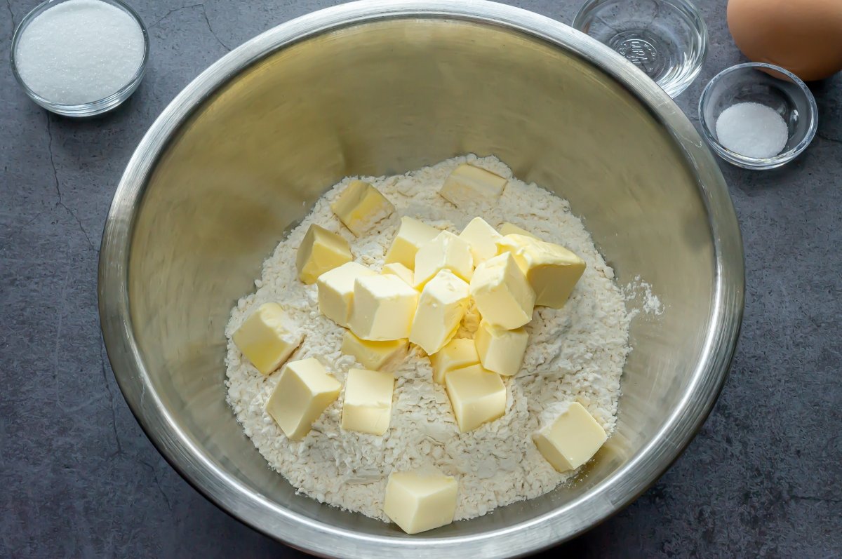 en un bol mezclar la harina, el azúcar y la sal, y añadir la mantequilla fría cortada en daditos *