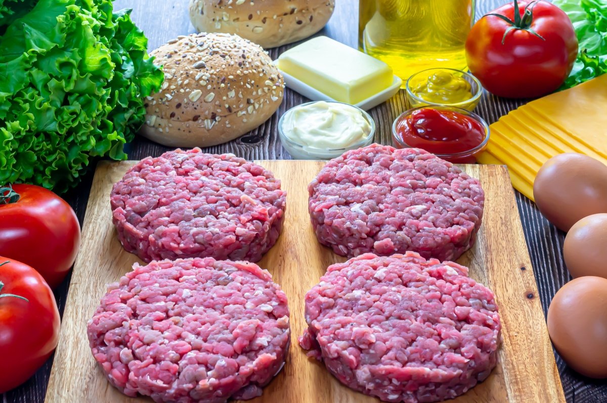 Formar las hamburguesas de carne *