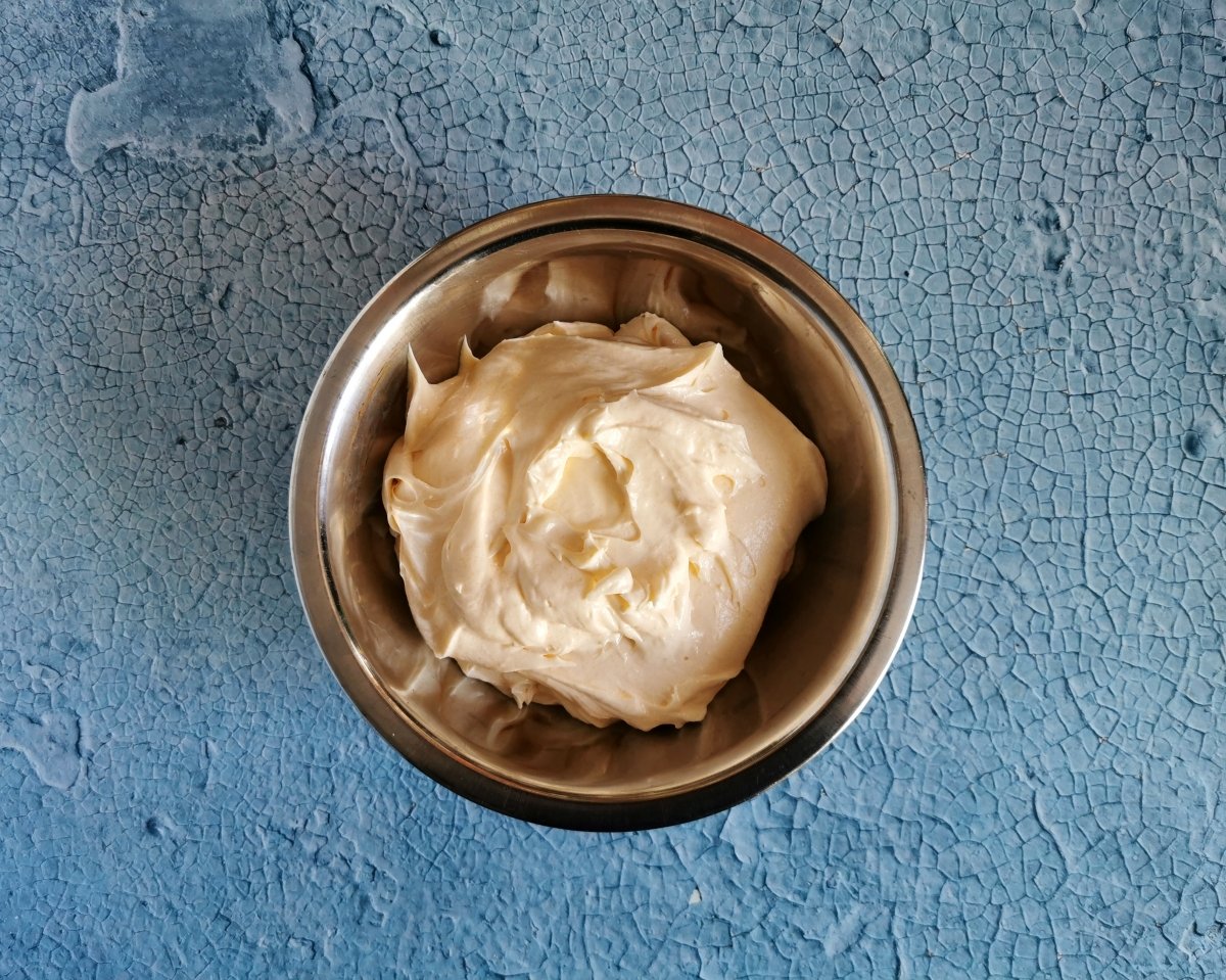 Incorporar el mascarpone a la pâte à bombe hasta conseguir una mezcla aireada y esponjosa. *