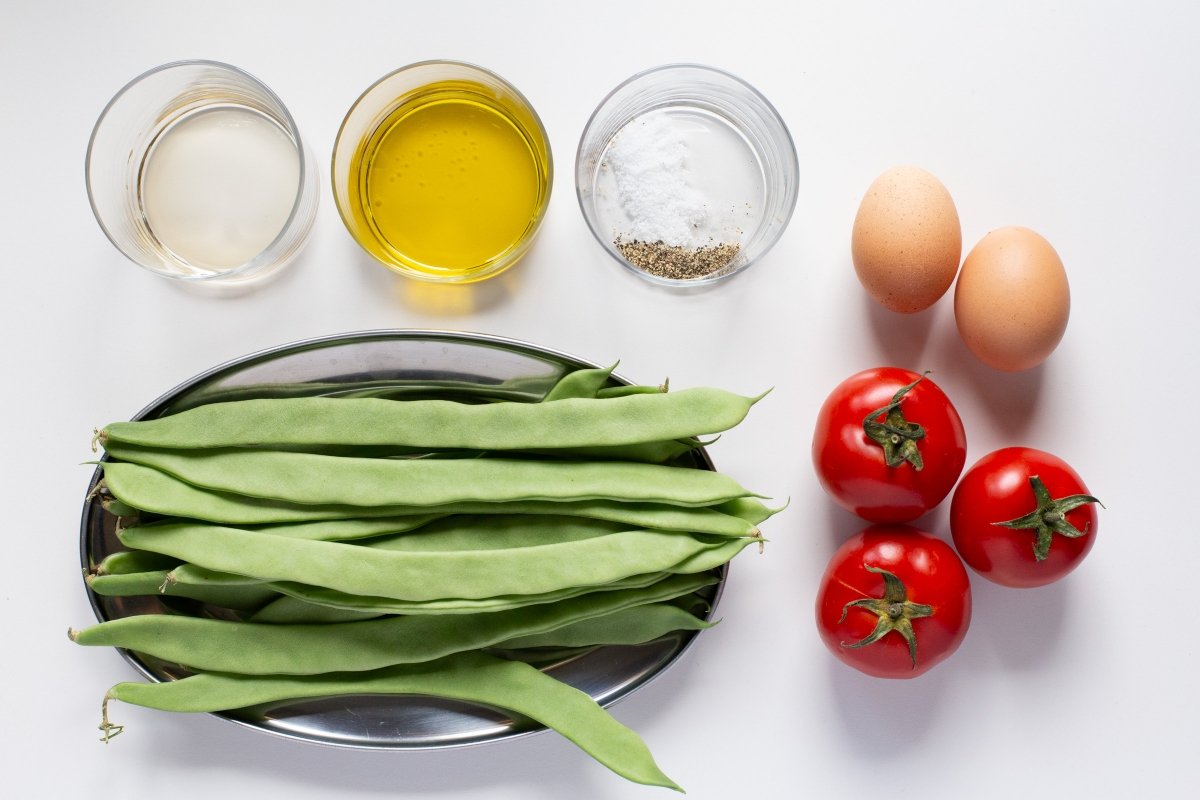 Ingredientes de la ensalada de judías verdes con tomate y huevo cocido *
