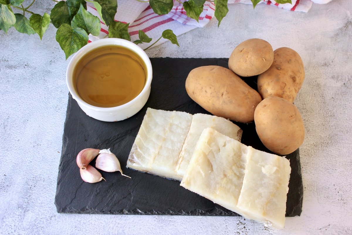 Ingredientes necesarios para elaborar bacalao confitado con patatas panadera *