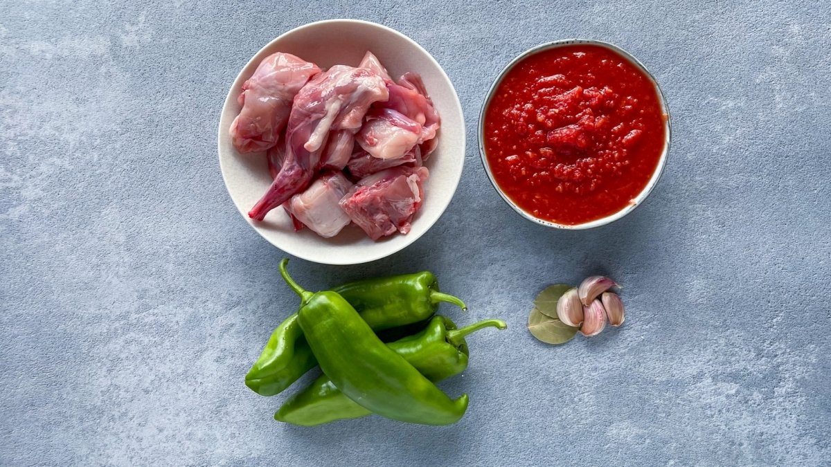 Ingredientes para elaborar conejo con tomate *