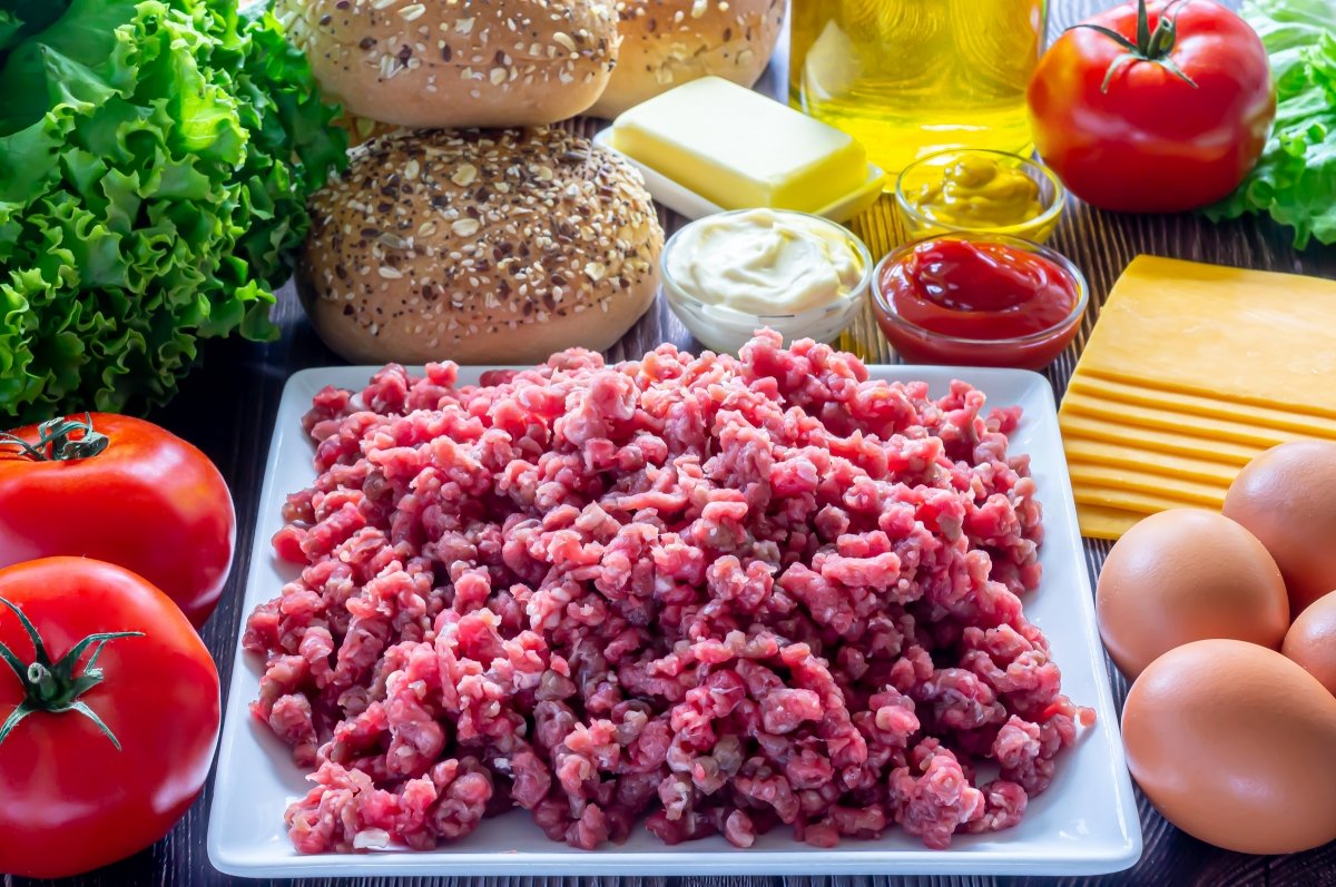 Ingredientes para la hamburguesa de carne con huevo, tomate, queso y lechuga *