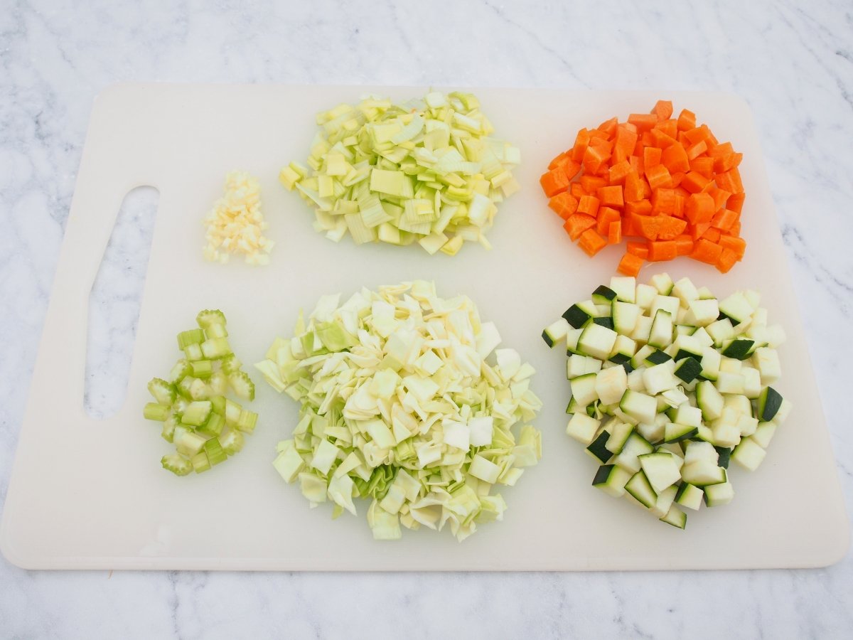 Ingredientes troceados para la sopa de verduras