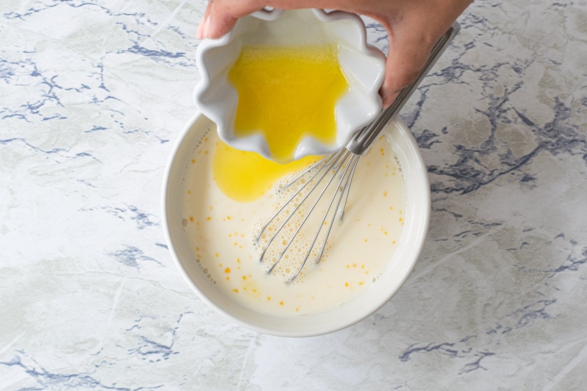 Introducir la mantequilla derretida para elaborar pancakes o tortitas americanas *