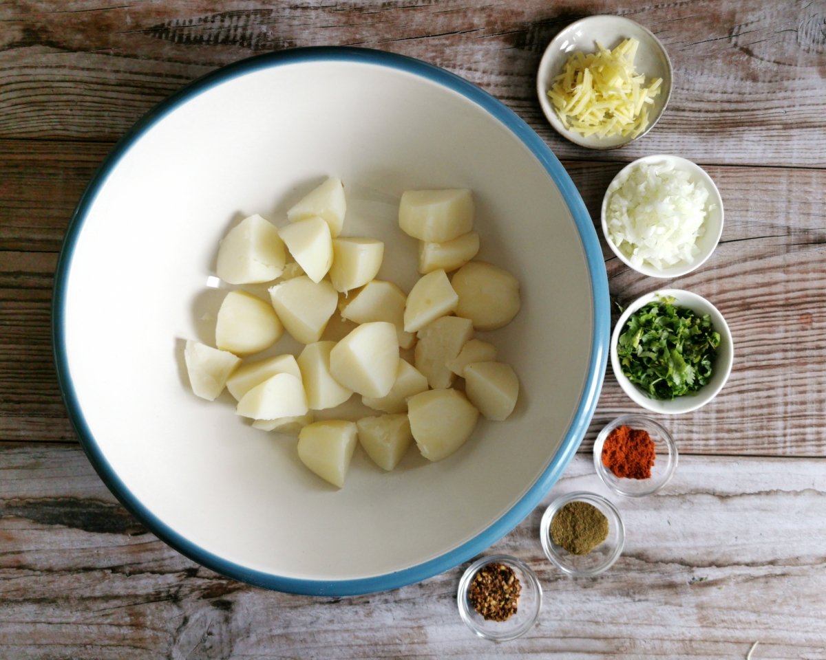 Mezclar las patatas pisadas con los ingredientes del relleno *