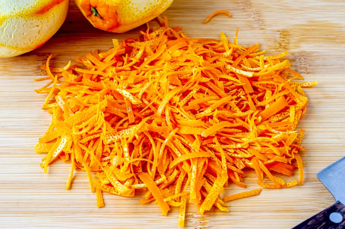 Pelar las naranjas y cortar las pieles *