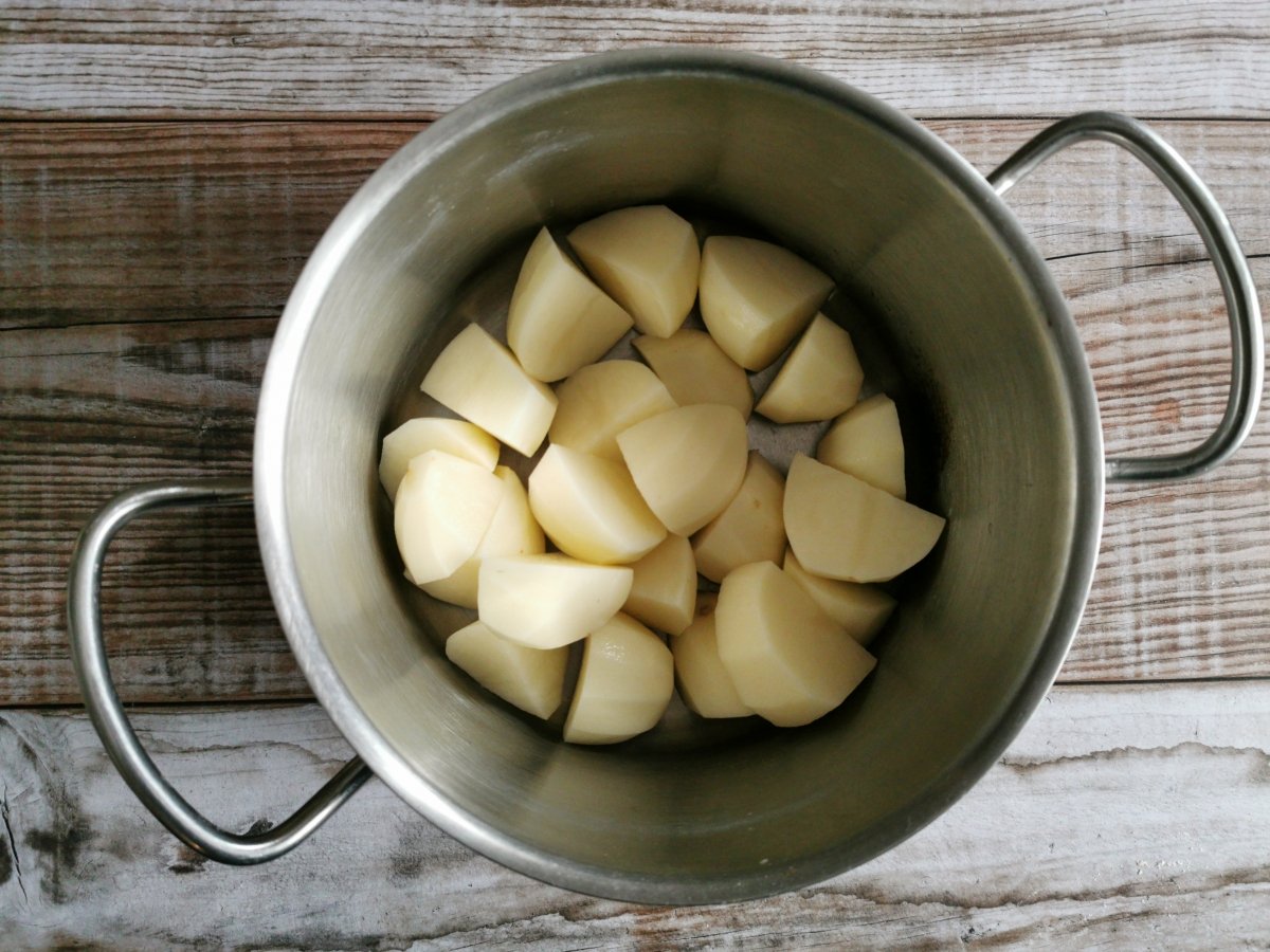 Pelar las patatas, cortarlas en trozos grandes, cubrirlas con agua fría y cocerlas *