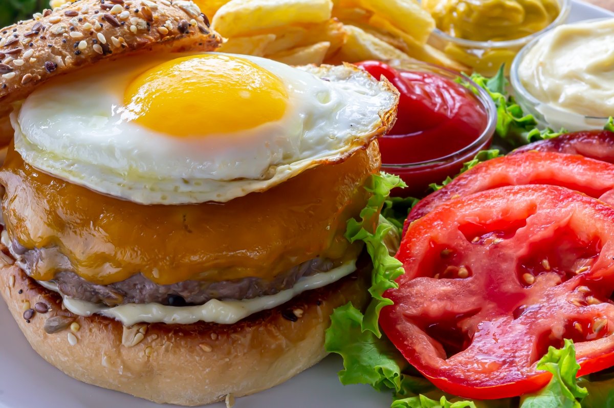 Plato de hamburguesa de carne con huevo, tomate, queso y lechuga *