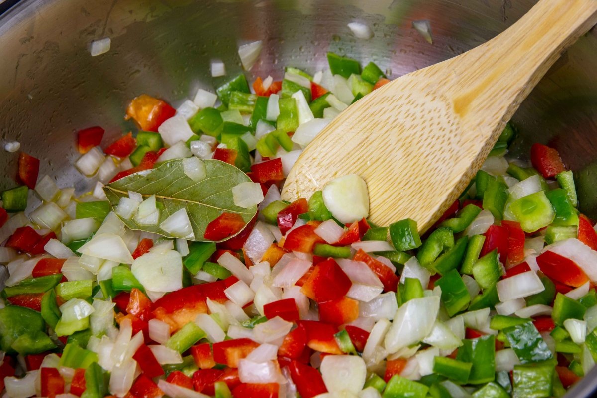 Pochar las verduras para hacer las manitas de cordero en salsa