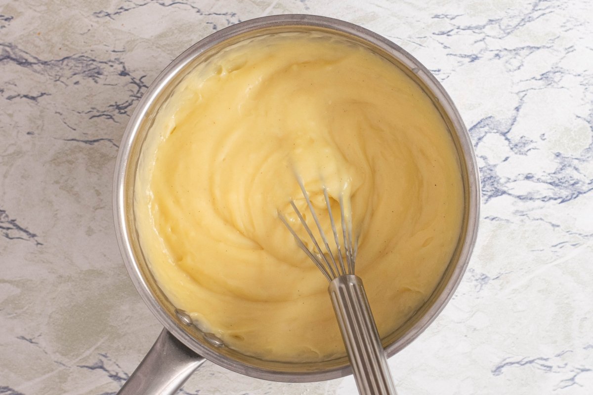 Preparar la crema: en un cazo mezclar el azúcar, la maicena y la sal. *