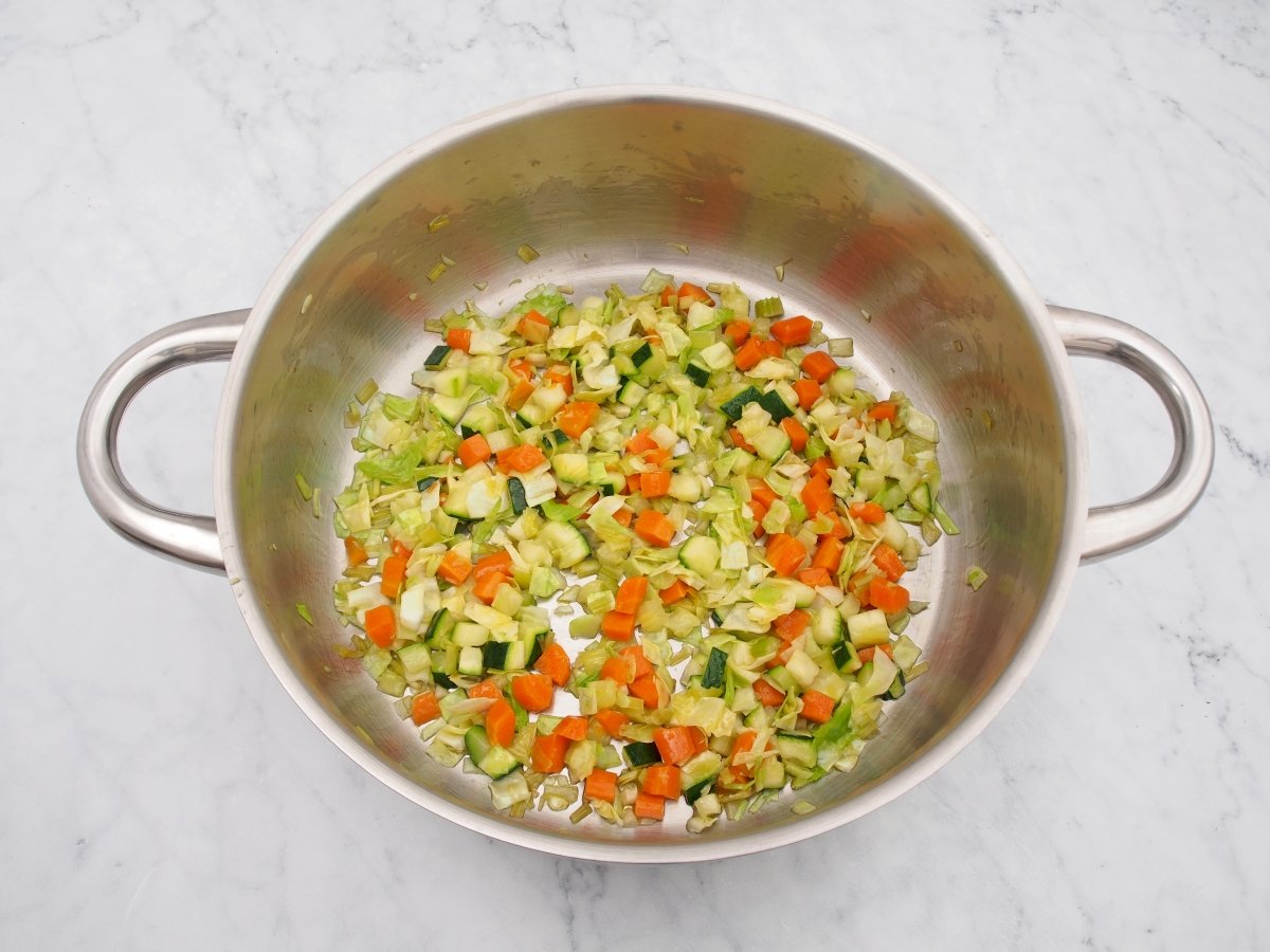 Rehogar todos los ingredientes para la sopa de verduras