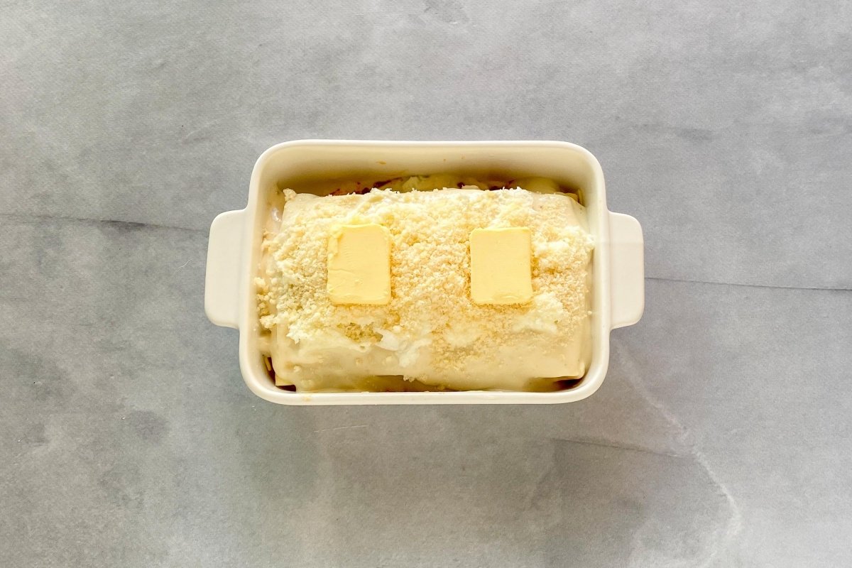 Terminar con una placa de pasta cubierta de queso parmesano y mantequilla *
