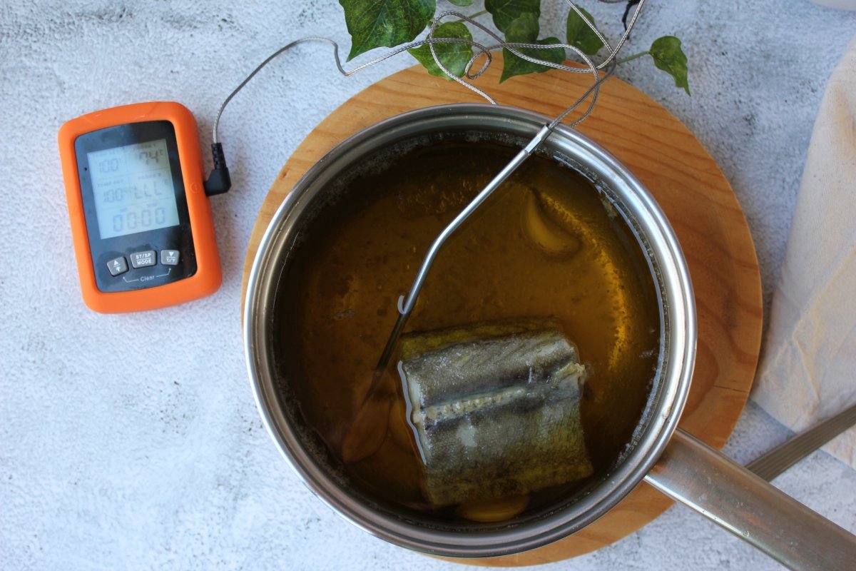 termómetro de cocina para tener un mayor control de la temperatura durante el confitado del bacalao *