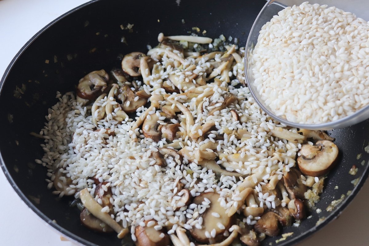 Una vez que la cebolla esté lista, reservarla y en el mismo recipiente tostar el arroz *